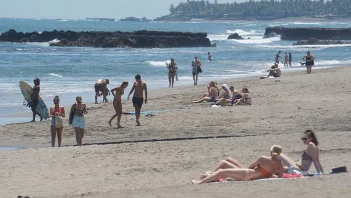 Viral, Diganjar Rp 2 Juta Tukang Ojek Temukan HP Bule di Pantai Canggu