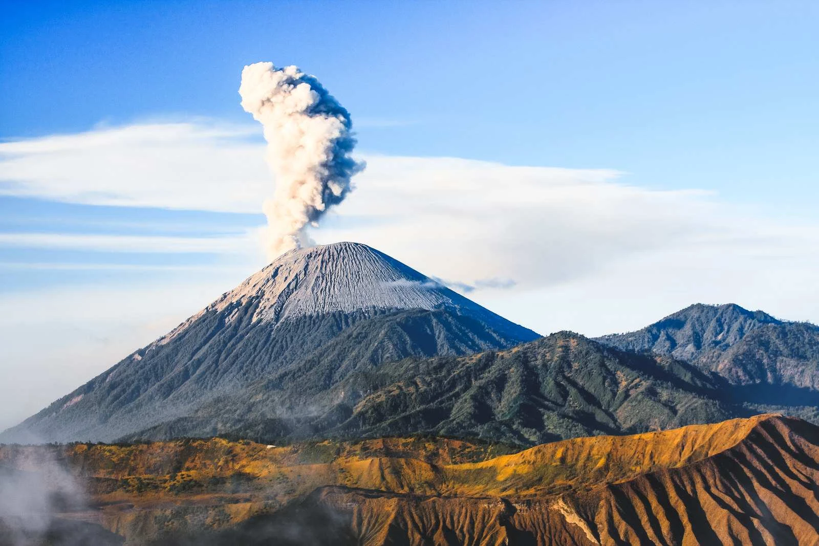 Gunung Semeru Keluarkan Abu Vulkanik Ke Arah Utara