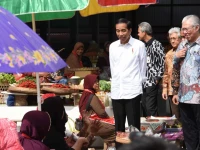 Ketika Jelajahi Pasar Induk Cipinang, Jokowi Nyatakan Bahwa Harga Beras Alami Penurunan, Namun Konsumen Suarakan Protes Dengan Sebut "Masih Mahal"